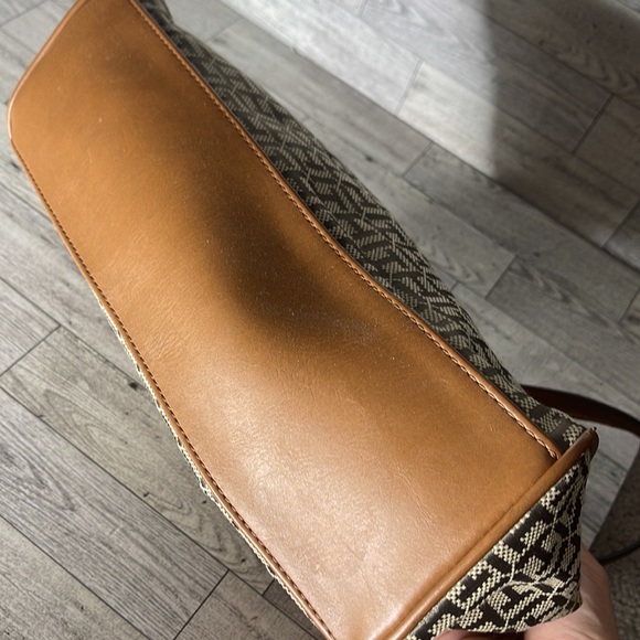 TOMMY HILFIGER Signature Logo Tan Multi Pocket Handbag - Picture 2 of 11